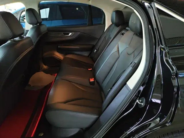 Hongqi E-QM5 — Фото автомобиля 16