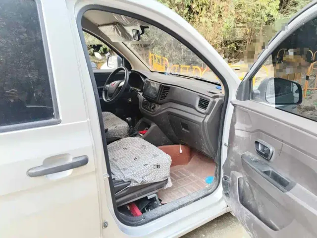 Wuling Hongguang V — Фото автомобиля 13