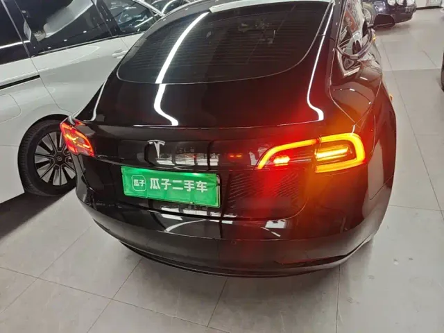 Tesla Model 3 — Фото автомобиля 5
