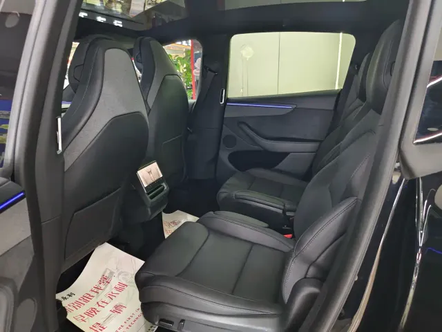 Tesla Model Y L — Фото автомобиля 15