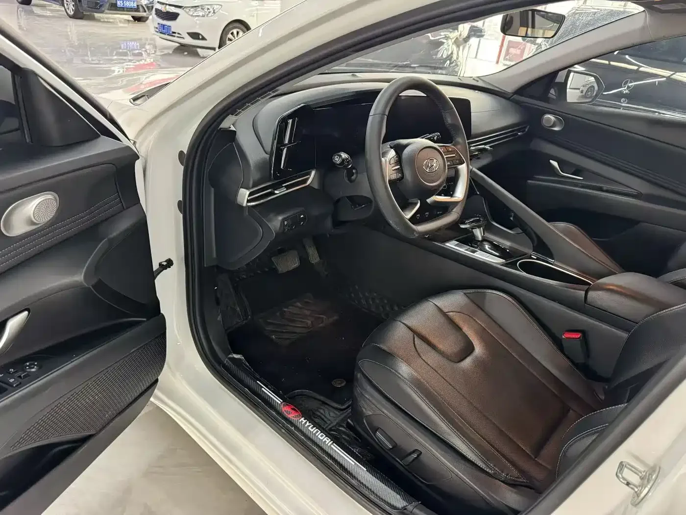 Hyundai Elantra 2022 1.5L CVT LUX Premium Edition — Фото автомобиля 7
