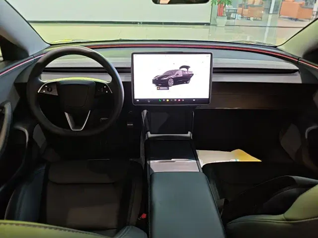 Tesla Model 3 — Фото автомобиля 9