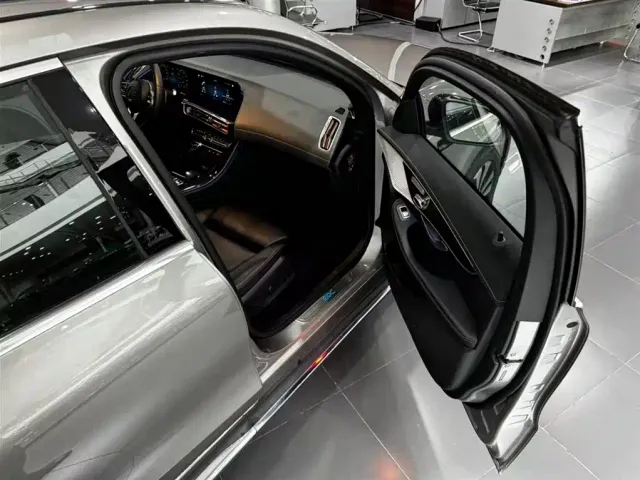 Mercedes-Benz EQC — Фото автомобиля 22