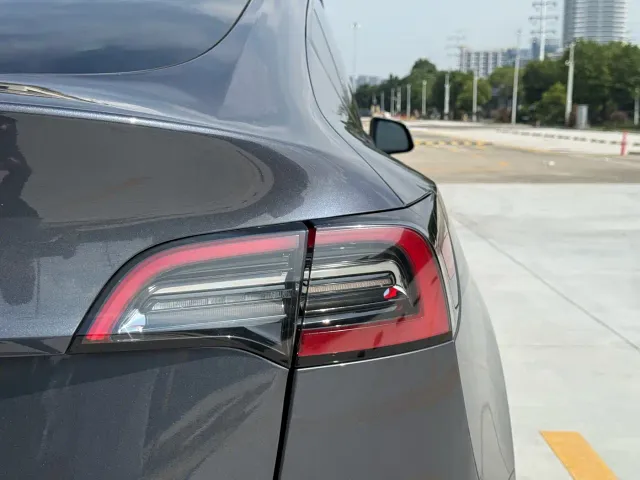 Tesla Model Y — Фото автомобиля 12
