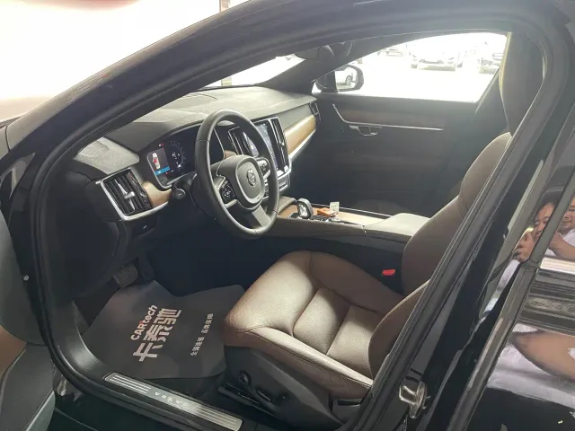 Volvo Volvo S90 2024 B5 Momentum Luxury Edition — Фото автомобиля 13