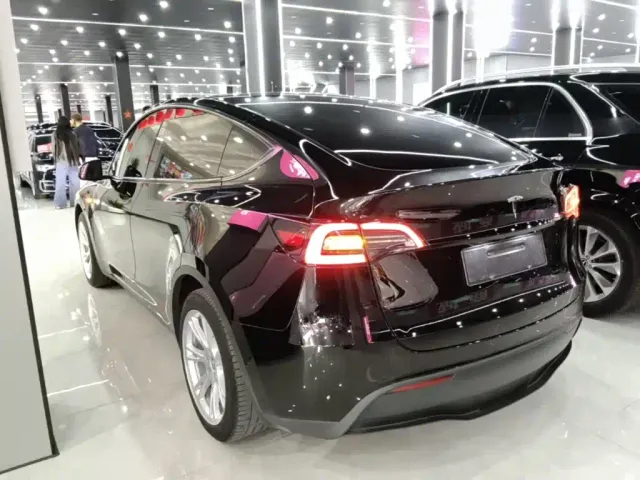 Tesla Model Y — Фото автомобиля 4