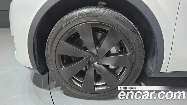 Tesla Model Y — Фото автомобиля 5