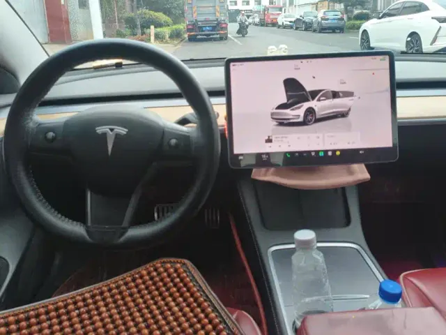 Tesla Model 3 — Фото автомобиля 12
