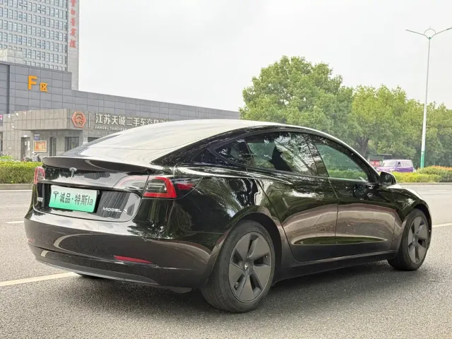 Tesla Model 3 — Фото автомобиля 5