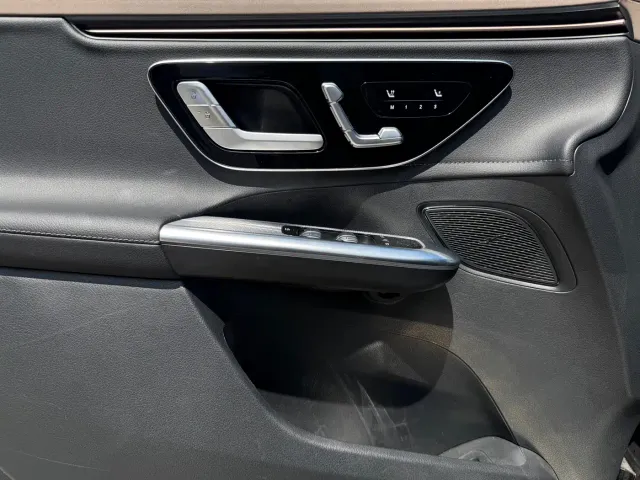Mercedes-Benz EQE SUV — Фото автомобиля 9