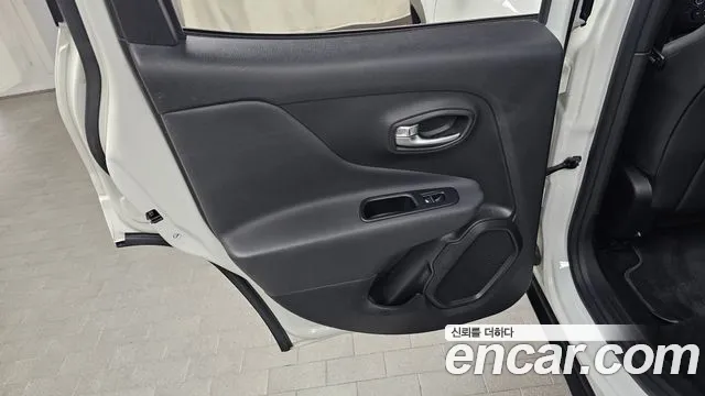Jeep Renegade — Фото автомобиля 24