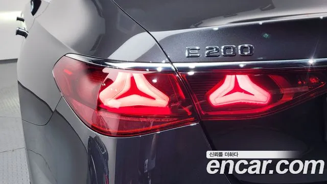 Mercedes-Benz E-Class — Фото автомобиля 17