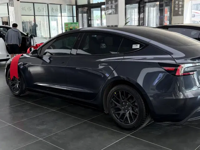 Tesla Model 3 — Фото автомобиля 3