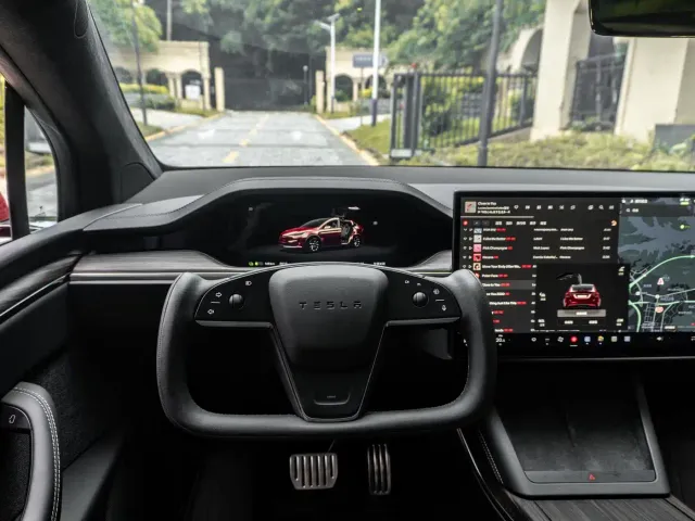 Tesla Model X — Фото автомобиля 10