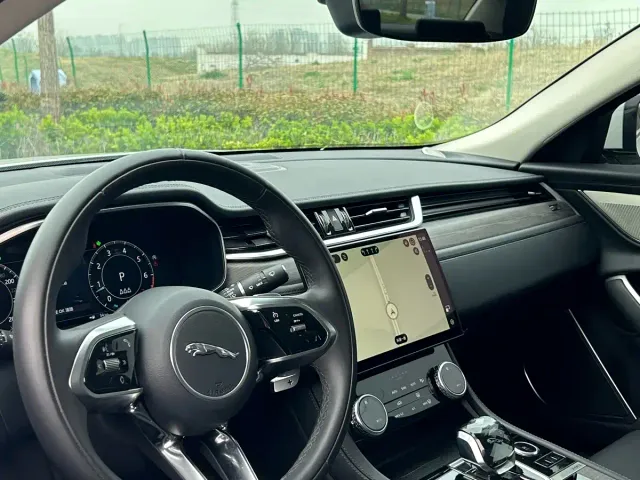 Jaguar XFL — Фото автомобиля 4