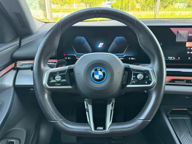 BMW i5 — Фото автомобиля 12