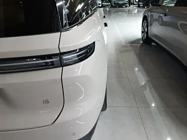 Li Auto i8 — Фото автомобиля 7