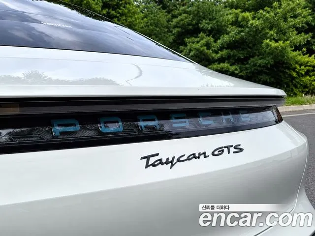 Porsche Taycan — Фото автомобиля 10