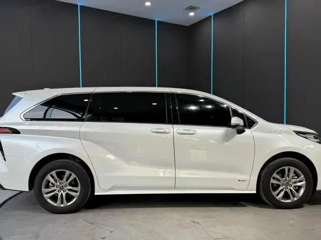 Toyota Sienna — Фото автомобиля 5