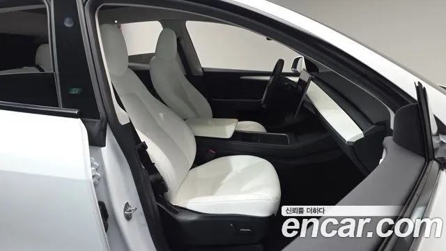 Tesla Model Y — Фото автомобиля 16