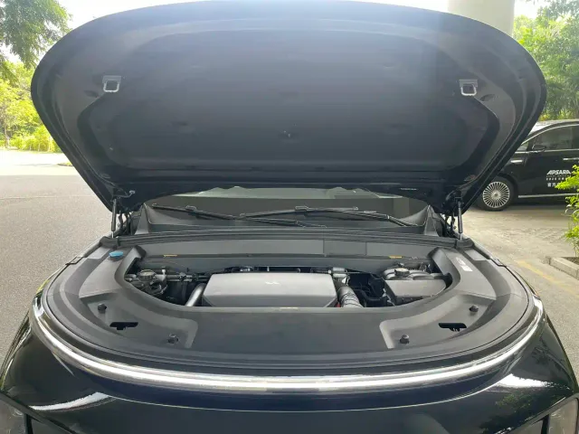 Li Auto L8 — Фото автомобиля 12