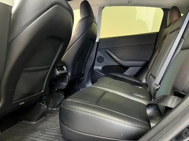 Tesla Model Y — Фото автомобиля 9