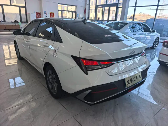 Hyundai Elantra — Фото автомобиля 12