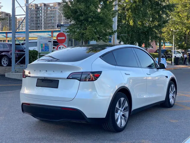 Tesla Model Y — Фото автомобиля 7