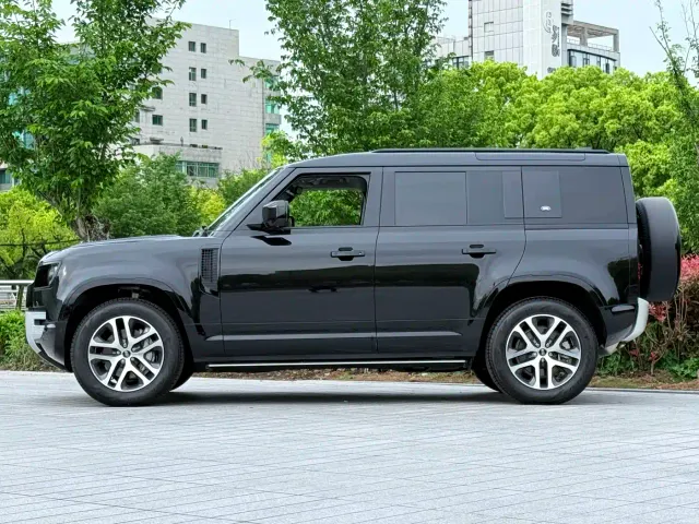 Land Rover Defender — Фото автомобиля 4