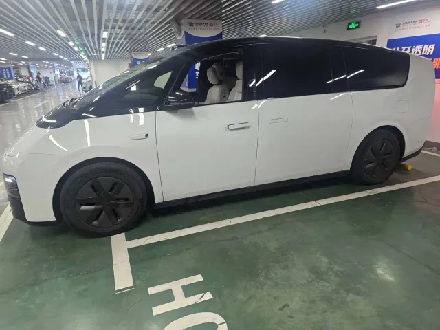Li Auto MEGA — Фото автомобиля 5