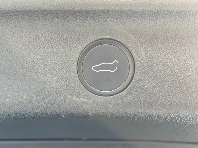 Tesla Model Y — Фото автомобиля 19