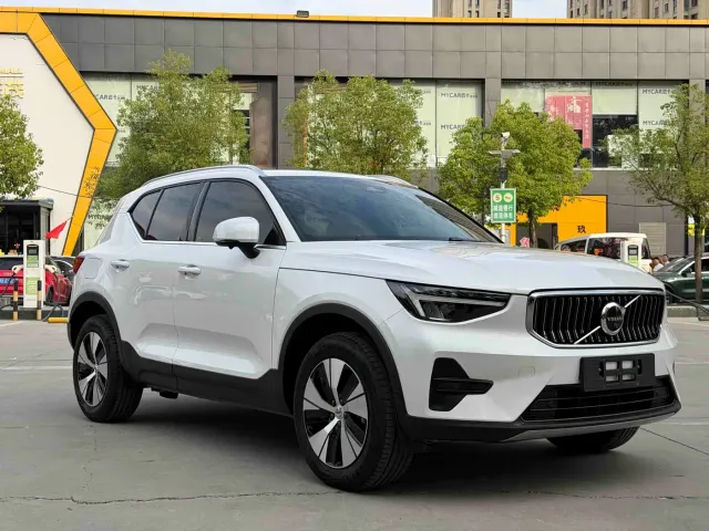 Volvo XC40 — Фото автомобиля 3