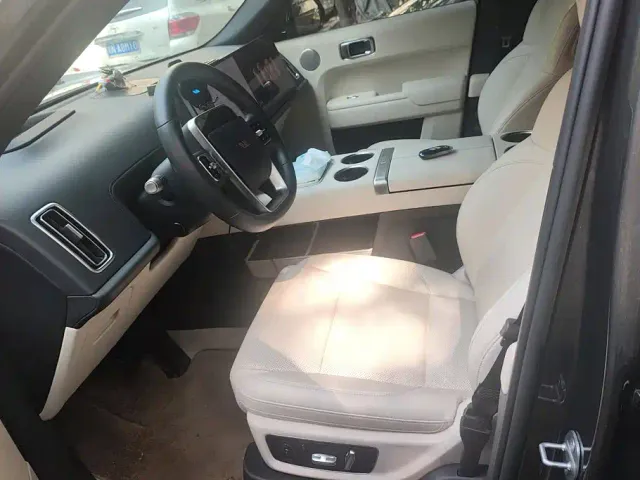 Li Auto L8 — Фото автомобиля 9