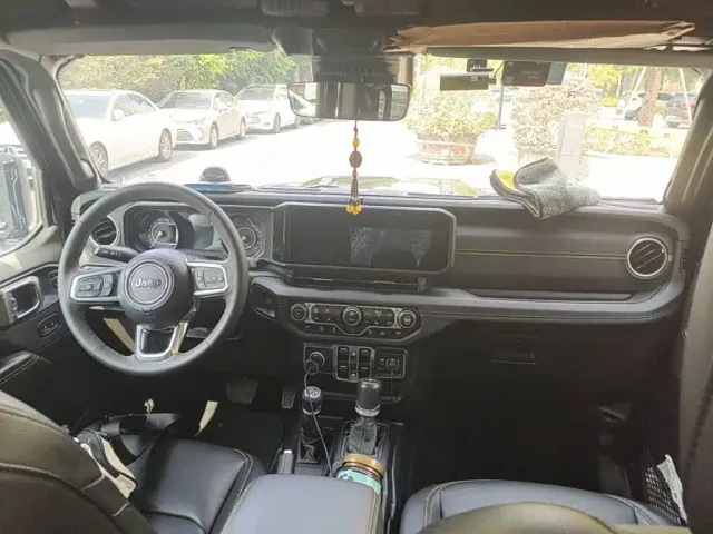 Jeep Wrangler — Фото автомобиля 12