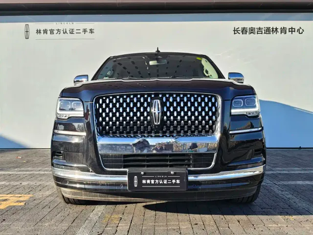 Lincoln Navigator — Фото автомобиля 2