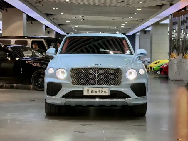 Bentley Bentayga — Фото автомобиля 2