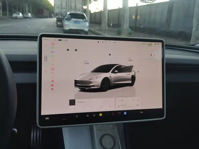 Tesla Model 3 — Фото автомобиля 13