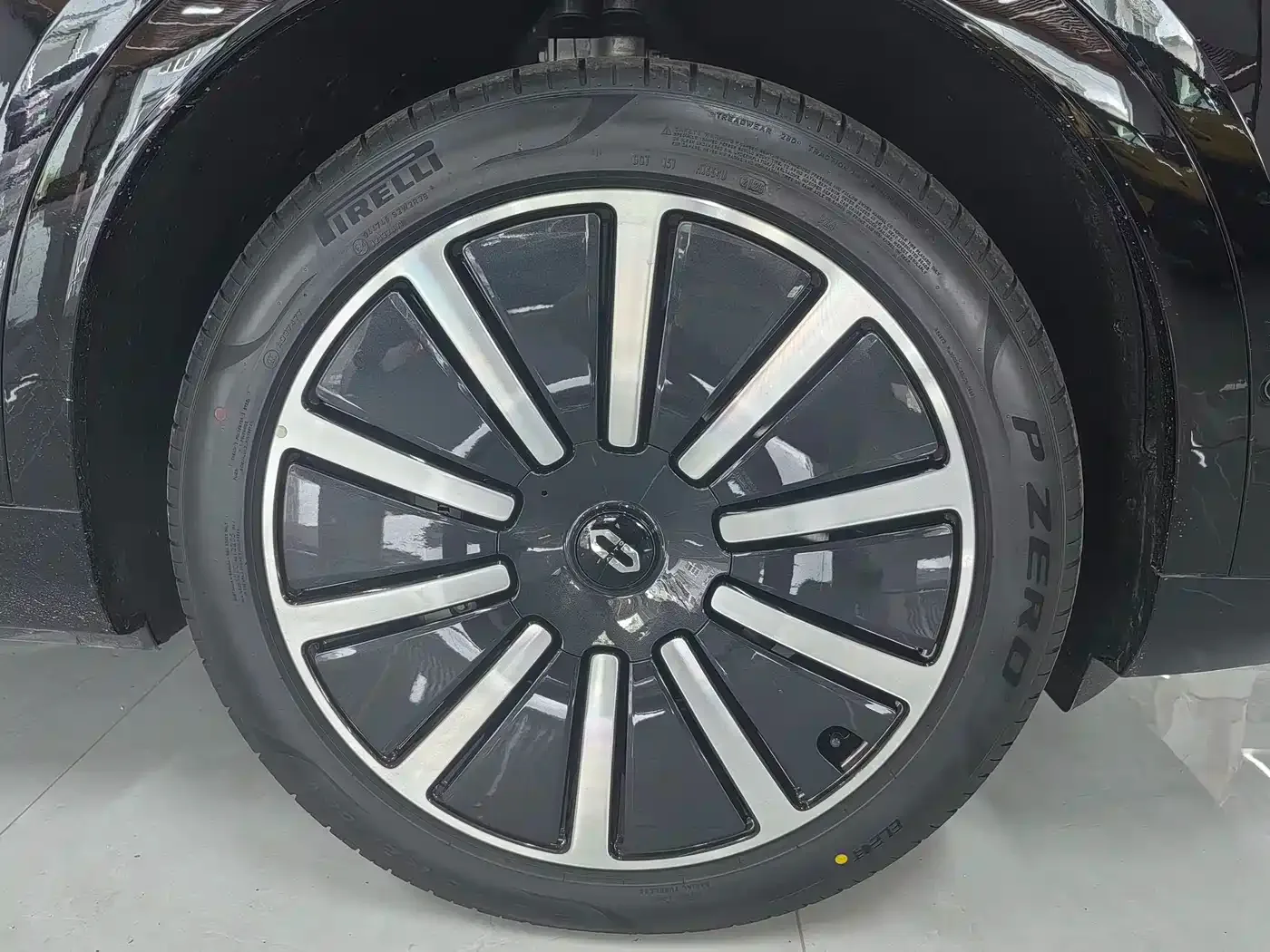 AITO Wenjie AITO M9 2024 Extended Range Ultra 42kWh 6-Seater — Фото автомобиля 8