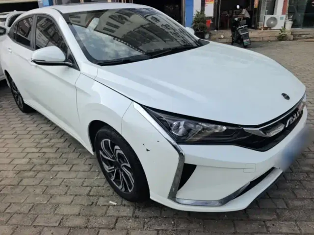 Dongfeng Yixuan — Фото автомобиля 3