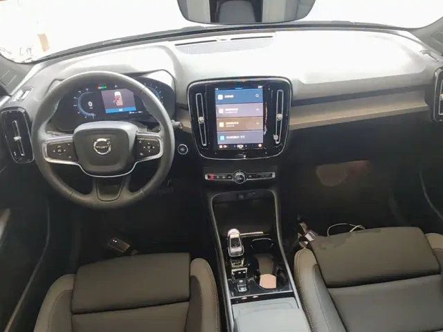 Volvo XC40 — Фото автомобиля 9