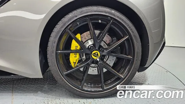 Lotus Emira — Фото автомобиля 4