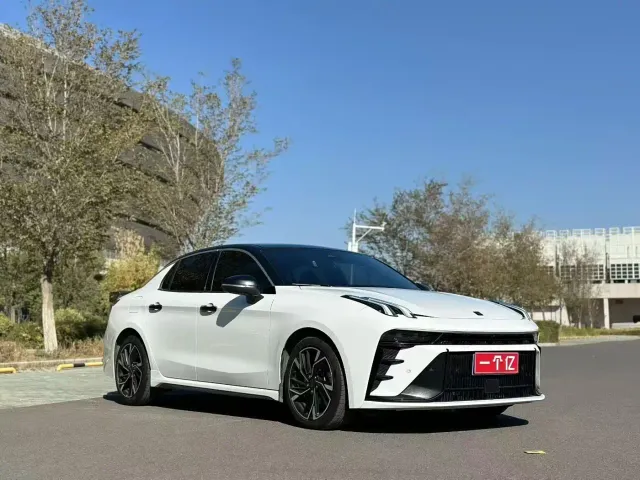 Lynk & Co 03 — Фото автомобиля 3