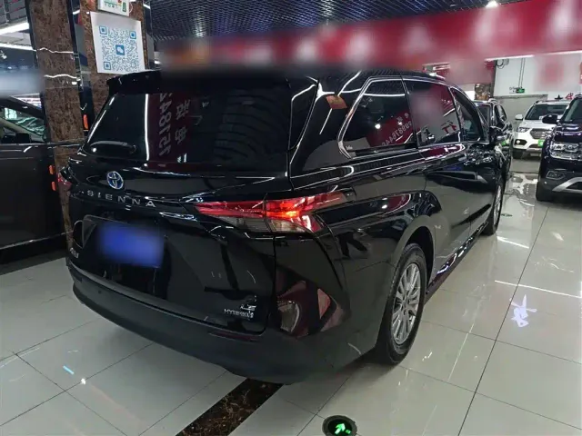 Toyota Sienna — Фото автомобиля 6