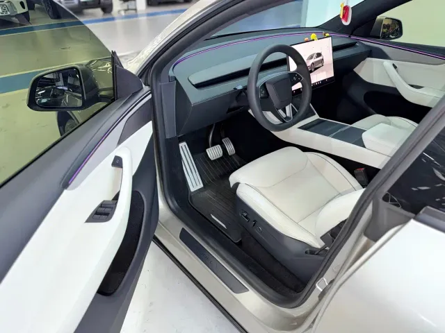 Tesla Model Y L — Фото автомобиля 14