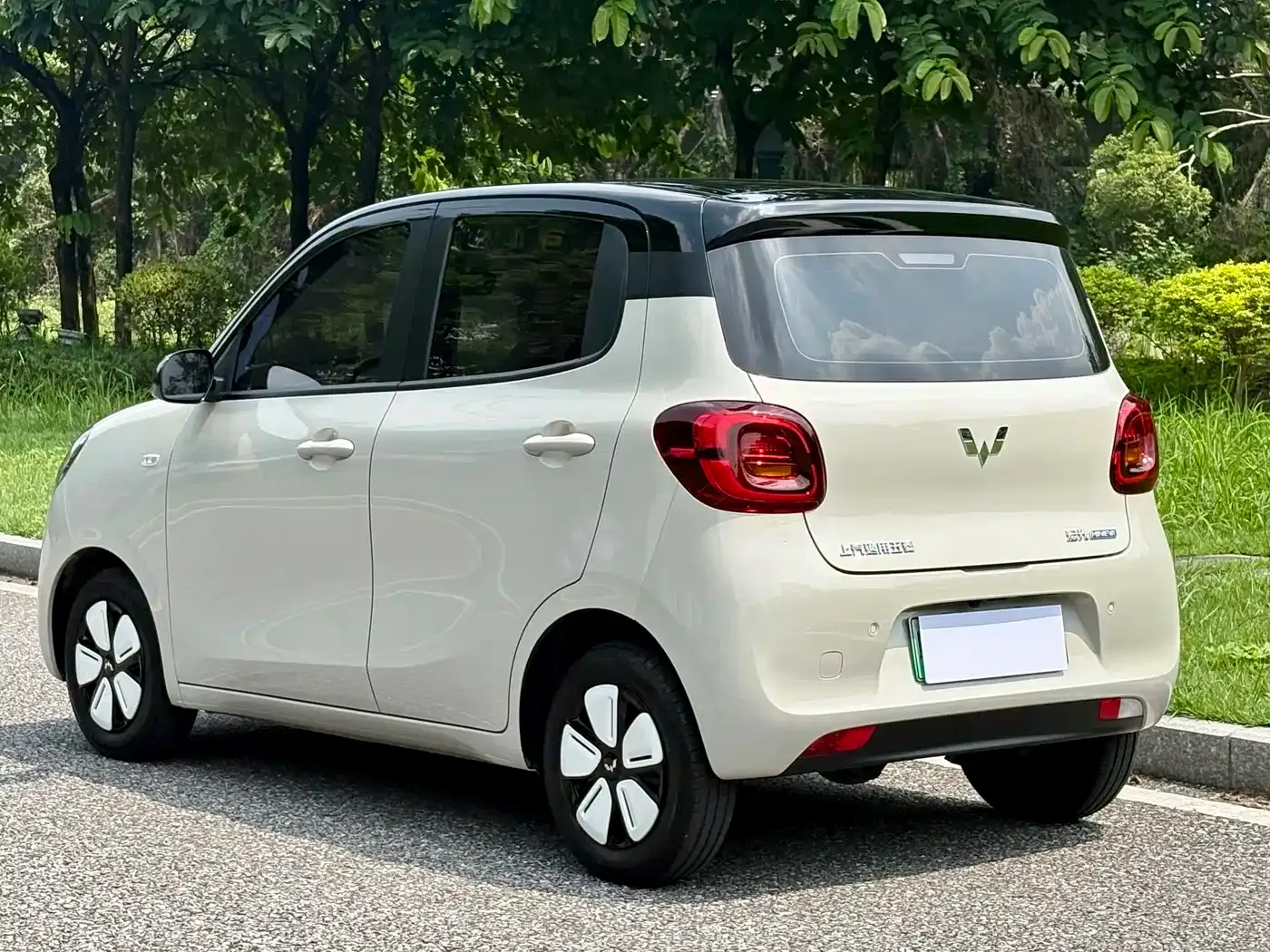 Wuling Motors Hongguang MINIEV 2025 4-Door Premium+ Edition — Фото автомобиля 4