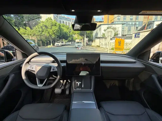 Tesla Model Y — Фото автомобиля 13