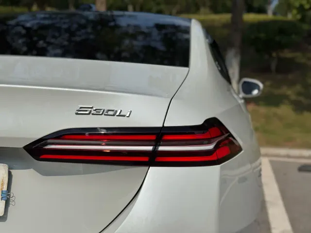 BMW 5 Series — Фото автомобиля 16
