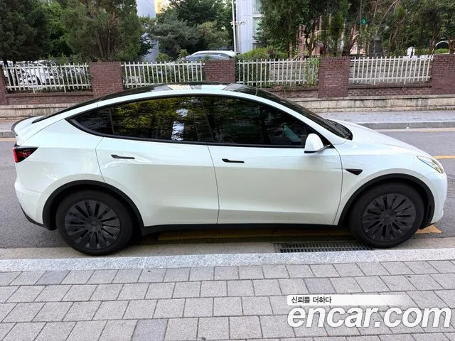 Tesla Model Y — Фото автомобиля 4