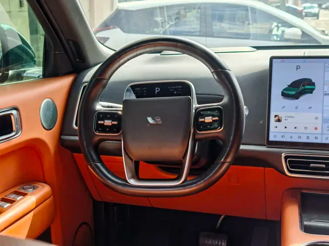 Li Auto L9 — Фото автомобиля 11