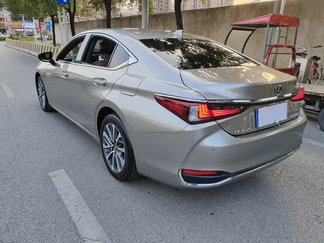 Lexus ES — Фото автомобиля 4